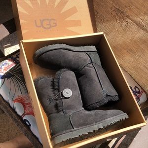 ⭐️ Ugg Classic suede faux fur lined bailey button low rubber sole boots & box